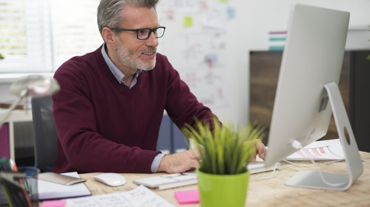 Laurea online lavorando: guida pratica per scegliere il corso giusto senza perdere tempo